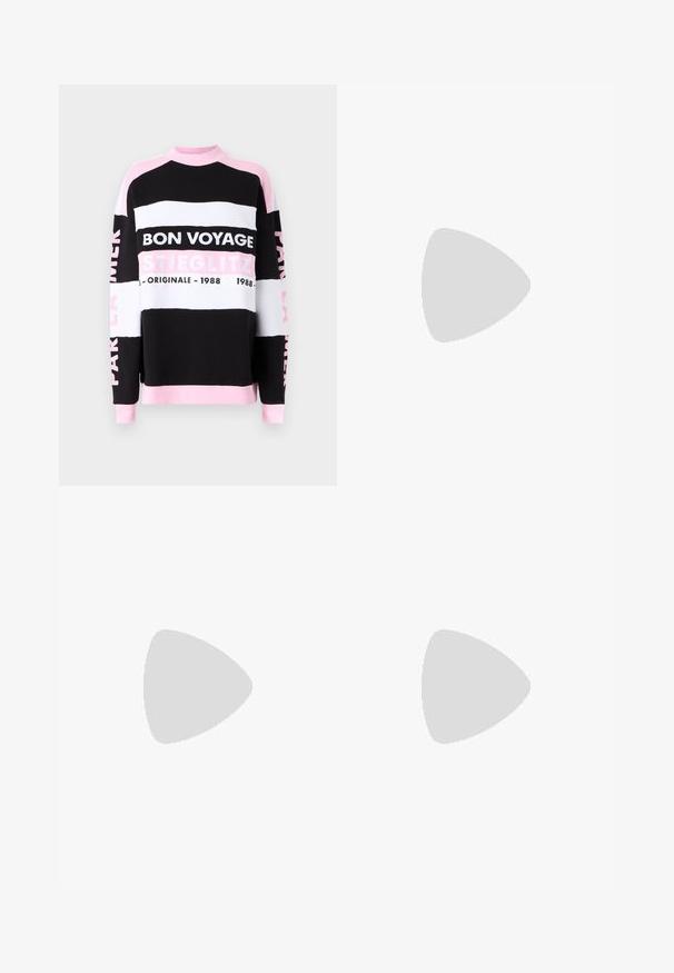 Sweatshirt multicolore avec des rayures noires, blanches et roses. Les designs textuels incluent "BON VOYAGE" et "STIEGLITZ." Tissu doux avec des poignets côtelés.; FRAME THE WIDE - Wide Leg - blue; Filippa K REY FLAT - Ballerines - black; Mansur Gavriel MINI MINI SUN BAG - Sac à main - silver