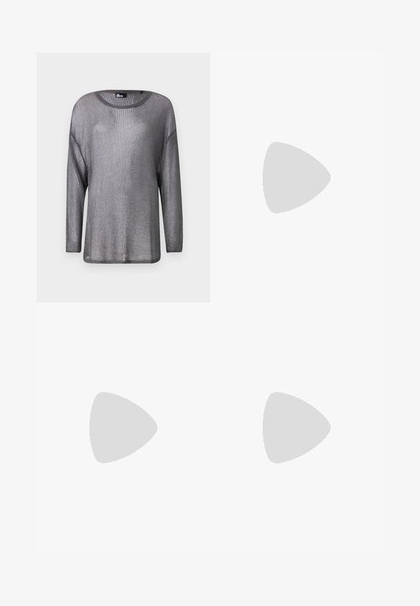 Ezüstfémből készült, hosszú ujjú pulóver, nyitott kötésű textúrával. Széles nyakkivágással és laza szabással rendelkezik, amely könnyed és szellős dizájnt mutat be.; Fehér kötött midi szoknya, amelynek textúrája függőleges vonalakkal és kivágott részletekkel díszített az alján. Rugalmas derékpánt. Puha anyag.; Fekete bőr balettcipő lekerekített orral, sima tekstúrával, minimális varrással és rugalmas talp kialakítással.; Barna bőr kézitáska, hajtókás zárással, arany színű fém kiegészítőkkel, vállpánttal és sima felülettel. Kompakt téglalap alakú.