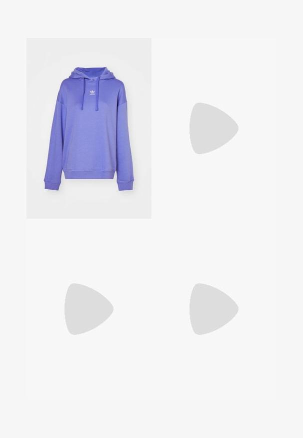 adidas Originals HOODIE - Φούτερ - semi blue; Μαύρο παντελόνι φόρμας με φαρδιά πόδια και ελαστική μέση, που διαθέτει λευκές ρίγες στο πλάι και κεντημένο λογότυπο στο αριστερό μηρό.; Μαύρα σουέτ αθλητικά παπούτσια με λευκές ρίγες και λεπτομέρειε�ς, στρογγυλεμένη μύτη, εξωτερική σόλα από καουτσούκ gum, συνδυασμένα με λευκές ριμπ κάλτσες πλήρους μήκους.; Γυαλιά ηλίου aviator με γκριδενά μπλε φακούς, ασημένιο μεταλλικό σκελετό και διακοσμητικά αστέρια στους φακούς. Λείος και κομψός σχεδιασμός.