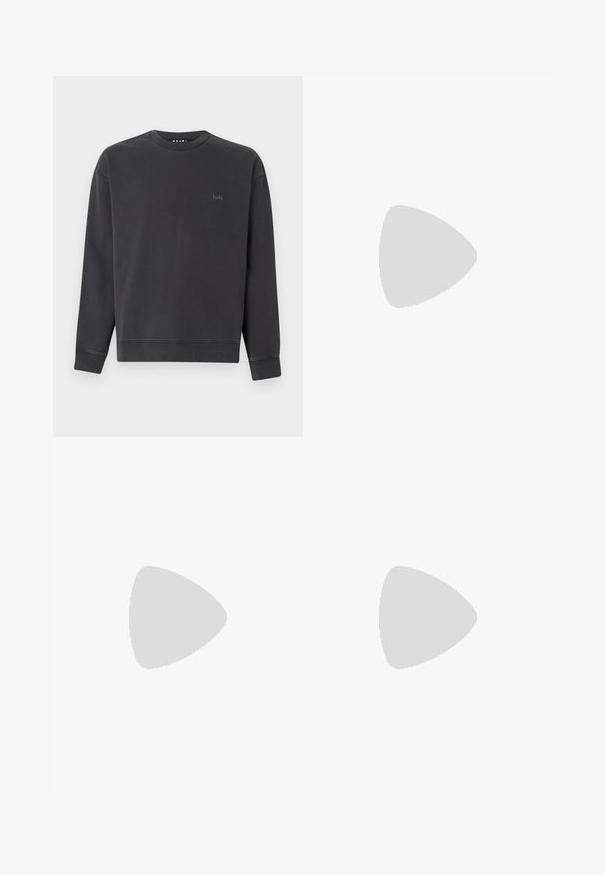 Sweatshirt noir en tissu doux, avec un col rond, des manches longues et un petit logo brodé sur la poitrine.; Chemise blanche à manches longues en coton. Dotée d'un col classique, de poignets à boutons et d'un petit logo brodé bleu marine sur la poitrine.; Jean en denim bleu clair, coupe slim, avec des décolorations, un léger effet d'usure, et des poches avant, associés à des baskets blanches.; Baskets blanches avec des accents en daim, bout arrondi, lacets plats et semelle en caoutchouc crème. Présente une marque verte sur le talon.