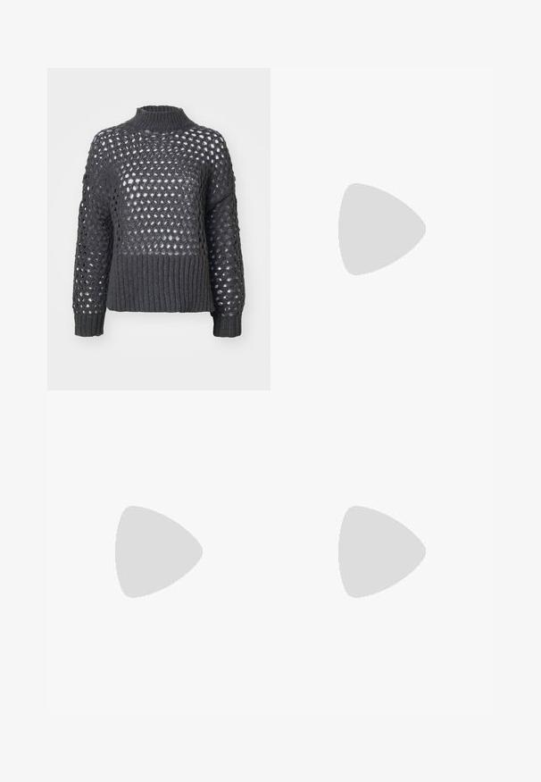 ONLY ONLBILLIE LIFE HIGNECK - Pullover - magnet; Jupe en cuir noire avec une fente devant, taille haute et style denim classique. Dotée de poches et de détails de couture pour plus de texture.; Mocassins plateformes en cuir noir avec un bout arrondi et une large sangle sur le devant. Dotés d'un talon carré épais et d'une texture lisse.; Femme avec de longs cheveux foncés portant un costume noir, portant un sac à épaule en cuir noir, regardant par-dessus son épaule contre un fond blanc.
