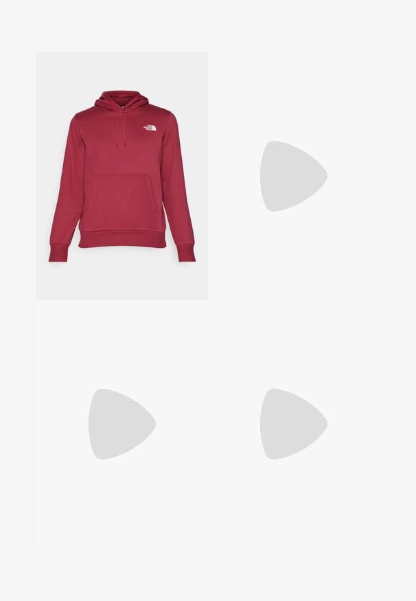 The North Face M SIMPLE DOME REGULAR HOODIE - Hoodie - beetroot; The North Face M L/S SIMPLE DOME TEE - Longsleeve - medium grey heather; Zwarte cargobroek van waterdicht materiaal, met twee zijzakken, een verstevigd onderbeen en knoopsluiting bij de taille.; Zwart-witte sportschoenen met een mesh bovenkant, tekstuuraccenten en witte veters. Draag gedragen met witte enkelsokken en marineblauwe shorts op een pad.