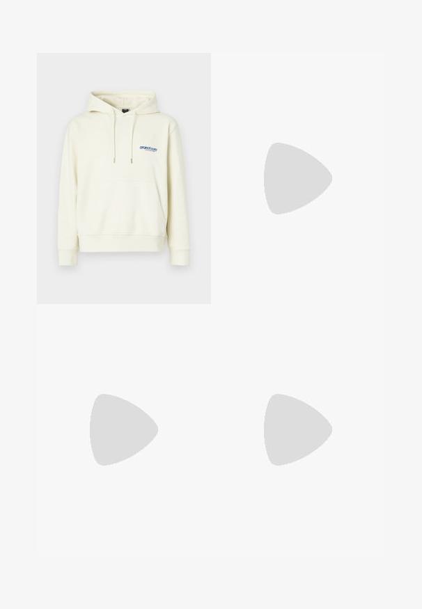 Kremna kapuca s prednjim žepom, kapuljačom s trokutastim vezanjem i plavim logotipom na prsima. Mekana tkanina s opuštenim krojem i rebrastim manžetama.; Črne široke jeans hlače z visokim pasom, ki imajo pet žepov in gumbno zapenjanje. Tkanina ima gladko teksturo in rahlo elastičnost.; Bele usnjene teniske z sivim semškim robom, tremi horizontalnimi belimi črtami, modrim poudarkom in rjavim gumijastim podplatom. Teksturirane podrobnosti na podplatu.; Črne sončna očala ovalne oblike s temnimi lečami. Eleganten plastični okvir z teksturiranimi poudarki na ročajih. Blagovna znamka na strani.