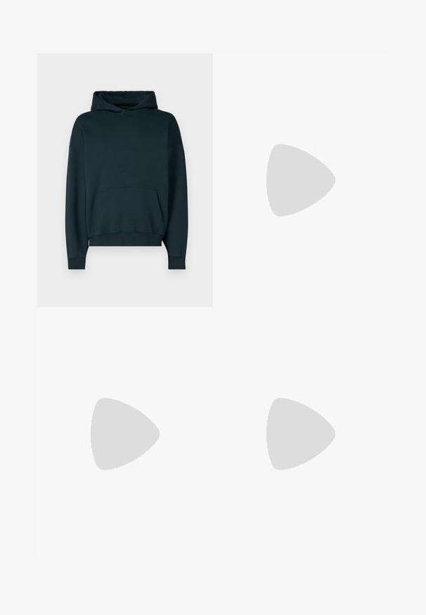 Abercrombie & Fitch ESSENTIAL - Hættetrøje - sea storm; Sorte denim jeans med lige ben, fem lomme-design og metalhardware med kobberdetaljer. Glat tekstur og mellem høj midt.; Hvide lædersneakers med en glat finish, rund tå, flade snørebånd og en struktureret sål. Grå ruskindsdetalje ved hælen.; Solbriller med rektangulære, mørke grå linser, sølv metalrammer og sorte plastiks spidser på stængerne. Letvægtsdesign med næsepuder.