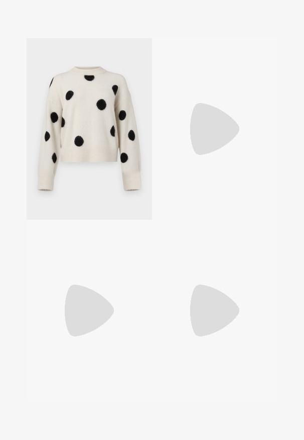 Krämfärgad tröja med svarta fluffiga prickar, kortad design, ribbat krage och muddar. Mjuk textur, avslappnad passform.; Svart genomskinlig kjol med en rynkad midja, utrustad med två stora framfickor, ett midjesnöre och en cirkulär metallaccent.; Svarta lädercowboystövlar med spetsiga tår, kilklackar och silverbroderade blommönster längs skaftet. Kontraststickning genom hela stöveln.; Sköldpaddsmönstrade solglasögon med en rund, kraftig ram och bruna linser. Har subtila mönster och raka, avsmalnande skalmar.; Svart läderhandväska med en kurvad design, prydd med silverfärgade nitar, ett spänne och två sidofickor. Justerbar rem för olika bäralternativ.