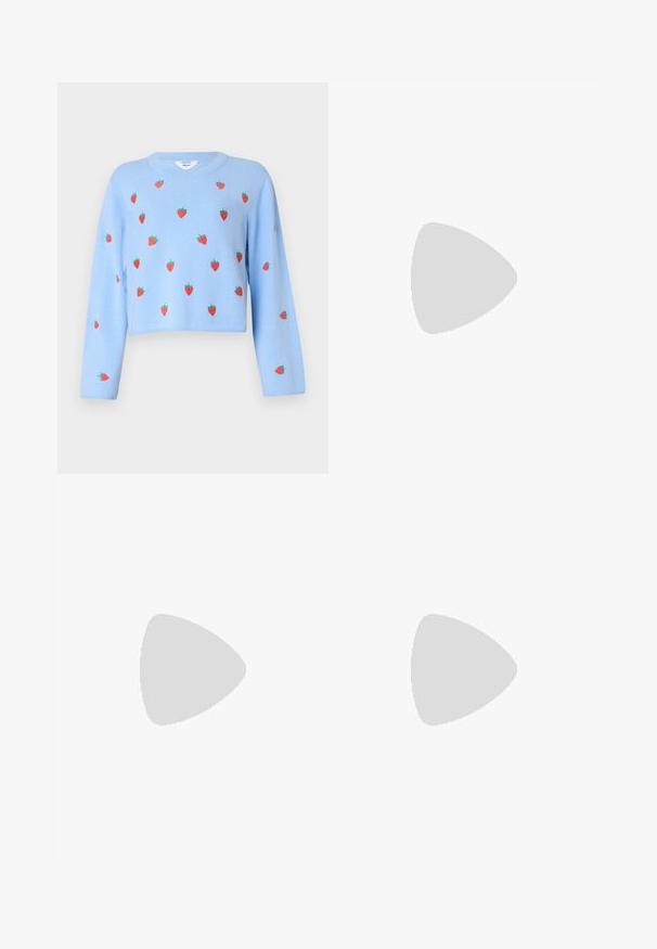 Object OBJTHESS WIDE SLEEVE PULLOVER - Neule - serenity; Tummansinisiä farkkushortsit, joissa on nyöri vyötäröllä, standardit vyölenkit ja näkyviä ompeluyksityiskohtia.; Valkoiset korkeavartiset kangaskengät mustalla kumipohjalla, edessä kuminen varvasosa ja kuusi nauha-aukkoa, puhtaan minimalistisella muotoilulla.; Punainen nahkalaukku, jossa on kulmikas, geometrinen muotoilu. Varustettu yhdellä säädettävällä hihnalla ja läpällä, jossa on ommeltu yksityiskohtia.