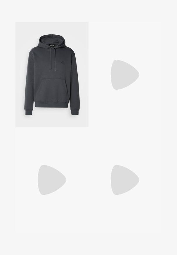 Sudadera con capucha de color gris oscuro, hecha de una suave mezcla de algodón. Presenta un bolsillo frontal, cordones y una sutil impresión del logo en el pecho.; Camiseta blanca de manga corta con texto "HUGO" en estilo llamas azules y verdes en el pecho, cuello redondo y etiqueta interior azul.; Jeans de pierna ancha de color azul claro con una cinturilla elástica negra, que cuentan con un cierre de cordón y un diseño clásico de cinco bolsillos.; Botín negro con un acabado liso, paneles laterales elásticos y una lengüeta de tirón roja contrastante, que presenta una suela de goma gruesa y punta redondeada.
