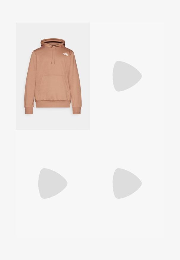 Felpa con cappuccio di colore marrone chiaro, realizzata in un tessuto morbido, con tasca frontale e un piccolo logo bianco sul petto.; T-shirt bianca in cotone con scollatura rotonda, maniche corte e un piccolo logo nero "W.W." sul lato sinistro del petto. Tessuto liscio, vestibilità regolare.; Jeans in denim azzurro chiaro con una vestibilità ampia e gionfiante. Presentano cinque tasche, chiusura con bottone e dettagli cuciti. Texture sbiadita e gambe dritte.; Sneakers neri in tela con punte e lacci bianchi in gomma. Le cuciture a contrasto e i fori in metallo aggiungono dettagli. Indossati con pantaloni beige e un tessuto nero.