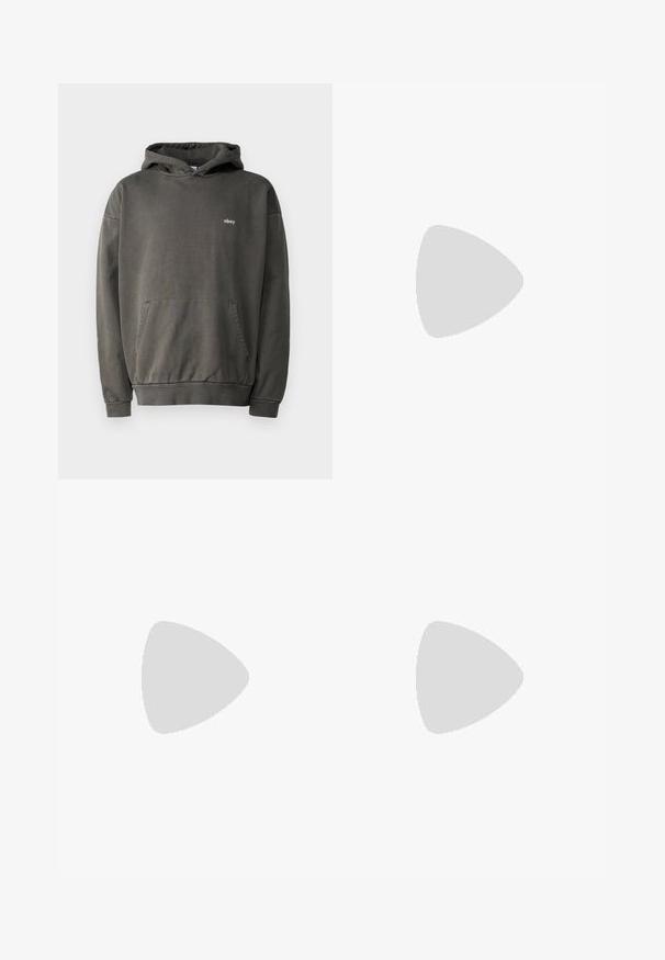 Obey Clothing UNISEX antracytowy; Dwie bawełniane koszulki pokazane plecami do siebie: jedna czarna, a druga biała. Obie mają krótkie rękawy i okrągłe dekolty, o gładkiej fakturze.; Czarne dresy z elastycznym pasem, luźny krój, ściśnięte nogawki, gładka tekstura, bez widocznych wzorów lub ozdób.; Białe sneakersy Nike Air Max 90 z siateczkowym i skórzanym wierzchem, perforowanym czubkiem oraz widoczną jednostką Air w pięcie.