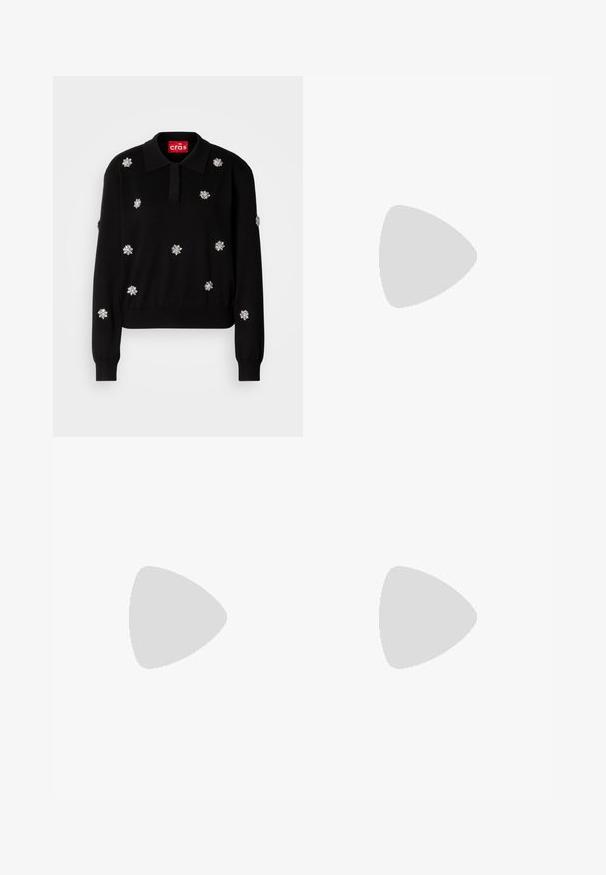 Schwarzer Pullover mit Kragen, verziert mit silbernen Blumenapplikationen, mit gerippten Bündchen und Saum.; Schwarze, taillierte Hose mit geradem Bein, aus einem glatten Stoff und mit klaren Falten an der Vorderseite. Keine sichtbare Hardware.; Schwarze Leder-Slingback-Pumps mit spitzem Schuhblatt, ausgestattet mit einem schlanken Absatz und einem goldfarbigen Akzent am verstellbaren Riemen. Glatte Textur.; Schwarze Lederhandtasche mit einem strukturierten Design, das eine verkürzte Form, einen oberen Griff und goldfarbene Hardware-Details aufweist. Verstellbarer Schulterriemen ist enthalten.