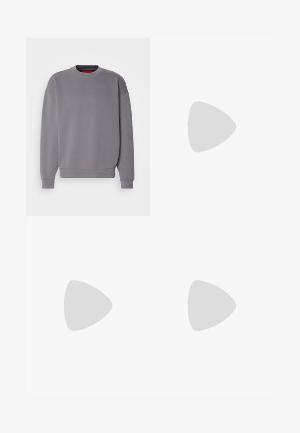 Maglione grigio con scollo a girocollo, polsini e orlo a costine; presenta un logo ricamato discreto sul petto. Tessuto morbido e con una texture particolare.; T-shirt bianco in cotone con collo rotondo, maniche corte e un logo a rilievo discreto sul petto. L'etichetta interna ha un accento arancione.; Jeans in denim blu con vita alta, design a gamba dritta e leggera sbiaditura. Presentano il classico stile a cinque tasche e chiusura con zip.; Scarpe da ginnastica bianche in mesh e suede, con una suola intermedia testurizzata, dettagli testurizzati e il logo "HUGO" sul lato.