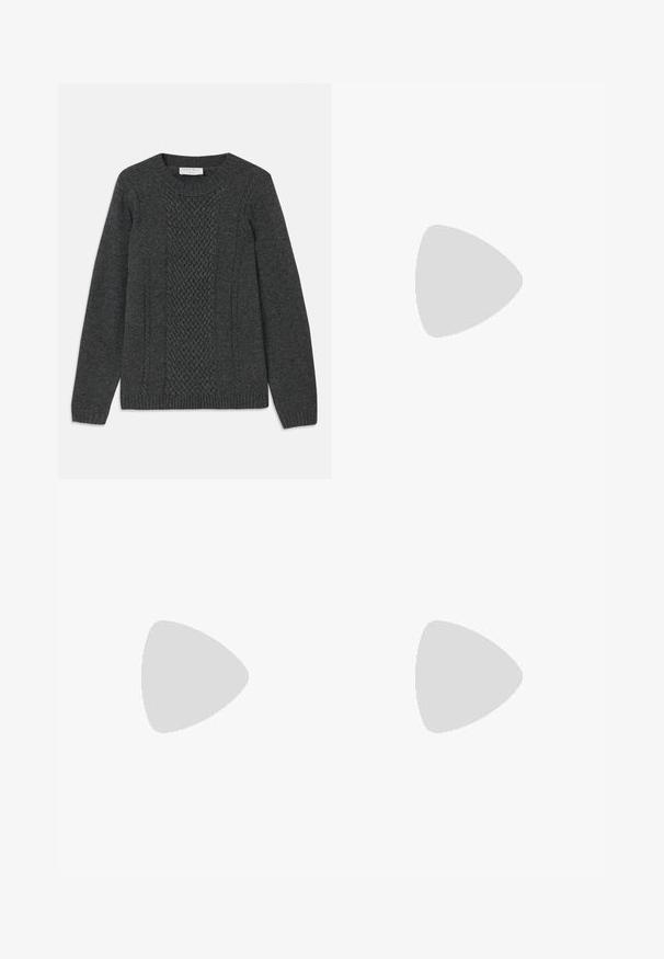 Pull en tricot gris avec un motif de losanges texturé à l'avant, des poignets côtelés et un col rond classique.; Jeans en denim bleu foncé avec une coupe droite, dotés de cinq poches, d'une fermeture à bouton et de détails de surpiqûres contrastants.; Baskets en daim noir avec des semelles en caoutchouc blanc, dotées d'un bout arrondi et de lacets, portées avec un pantalon gris sur mesure.; Sac bandoulière en cuir beige avec une finition texturée, comprenant une poche zippée à l'avant et une sangle noire réglable. Logo affiché à l'avant.