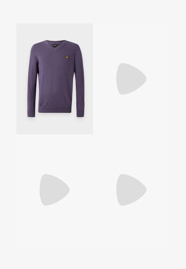 Pulover violet cu decolteu în V, realizat dintr-un material moale, având mâneci lungi și un mic logo auriu cu un păsărele pe pieptul stâng.; Pantaloni de trening negri, cu talie elastică, glezne strânse și un mic logo alb Nike pe partea stângă. Confecționați dintr-un material texturat moale.; Pantof cu specific sportiv, de culoare neagră, cu un material exterior texturat, logo Nike alb și talpă groasă albă. Dispune de o etichetă la călcâi pentru a facilita încălțarea.; Ochelari de soare din plastic negru cu lentile verzi, rame pătrate, accent argintiu pe sprânceană și brațe texturate. Marca este menționată pe brațul interior.