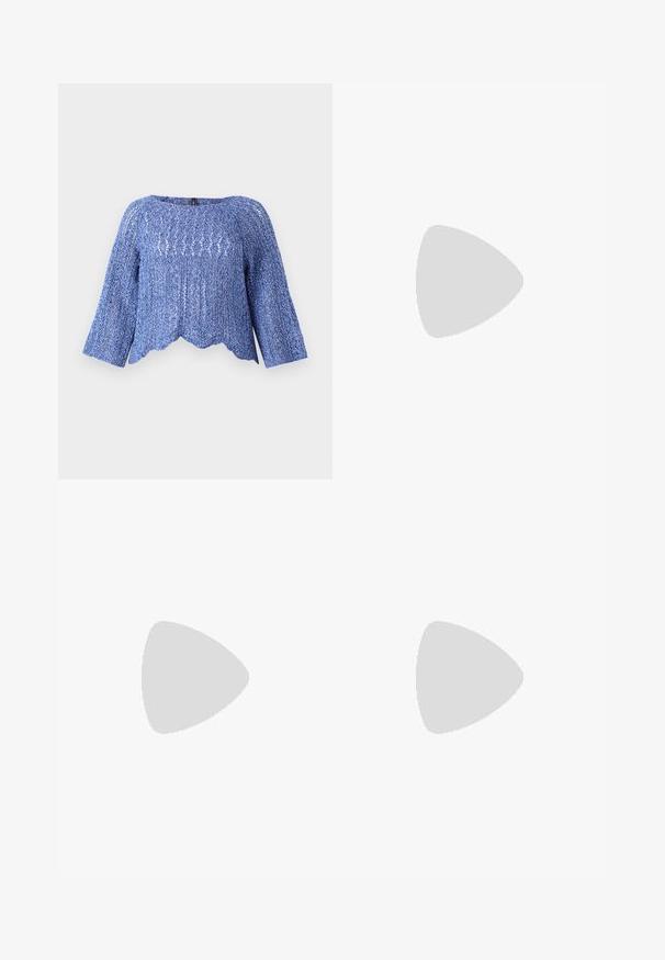 Blå strikket topp med løs passform, rund hals, lange ermer, bølget kant og et teksturert mønster. Lett og pustende materiale.; Blå denim bukser med vidde og medium vask, som har to frontlommer, en dobbeltknap lukning og subtile oransje sømdetaljer.; Hvit høy-skinn kanvas sneakers med svart gummisåle, gummitåhette foran og seks hull for snorer, med et rent, minimalistisk design.; Rød lærveske med en vinklet, geometrisk design. Har en enkelt justerbar stropp og en klaffelukking med sydd detaljer.