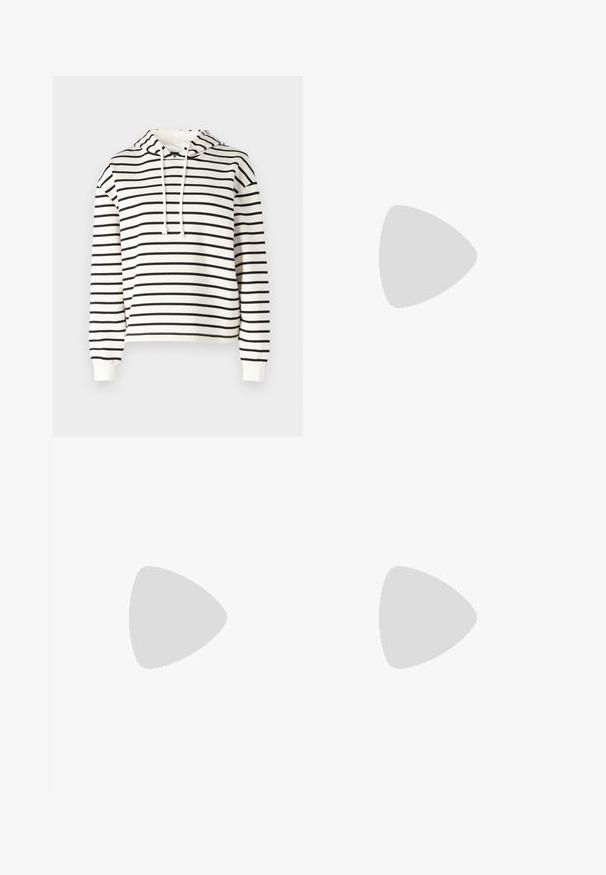 Sudadera a rayas en color crema y negro. Hecha de una tela suave, cuenta con capucha con cordón, mangas largas y un corte relajado.; Jeans de mezclilla azul oscuro con cintura alta, diseño de pierna ancha, bolsillos delanteros y traseros, y un ligero desgastado. Herrajes metálicos en la cinturilla.; Zapatilla blanca con acentos en burdeos, con una parte superior texturizada, tres rayas en el lado y una suela de goma. Diseño con cordones.; Bolso tote de cuero marrón con una textura suave, diseño de apertura superior y dos correas para el hombro. Presenta una costura mínima y sin herrajes visibles.