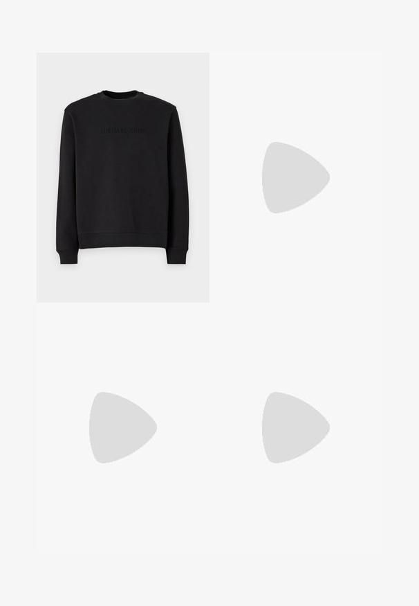 Sort sweatshirt lavet af blødt stof, har en rund hals, lange ærmer og et præget "MICHAEL KORS" logo på brystet.; Sort bomulds T-shirt med en tekstureret rød svampebroderi på venstre bryst og hvide tekstgrafik på modsatte side.; Han Kjøbenhavn CARGO TROUSERS - Cargobukser - dark brown; Hvide lædersneakers med en glat overflade, rund tå, flade snørebånd og en tekstureret sål. Har et diskret logo på hælen.