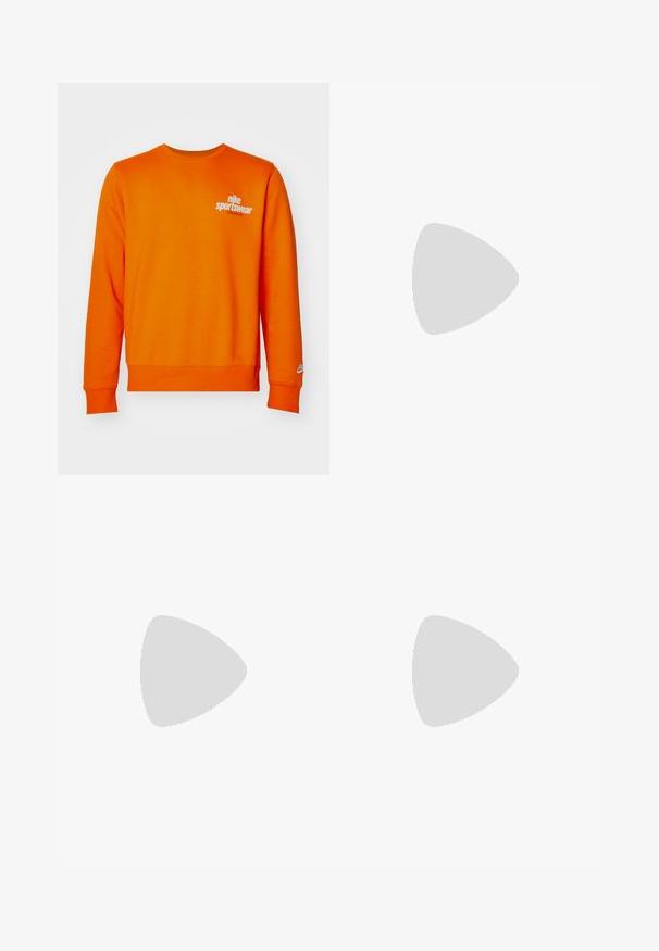 Oranžs sporta krekls no kokvilnas maisījuma, ar apaļu kakla izgriezumu, garām piedurknēm, ribotām aprocēm un baltu drukātu logo uz krūtīm.; Trīs baltas ribotas krūšturi, kas izgatavoti no kokvilnas. Iezīmēti ar apaļu kakla izgriezumu un maziem melniem etiķetēm tuvu apakšmalai. Pieejami vairākos izmēros.; Gai krēmveida sporta bikses, kas izgatavotas no mīksta auduma, ar elastīgu jostu un auklu, piegulošiem potīšu galiem un mazu drukātu logotipa detaļu.; Brūnas ādas mokasīni ar pušķu akcentiem, strukturēta virsma un kontrastējošs dzeltenais diegs melnajā gumijas zole. Sānu skats.