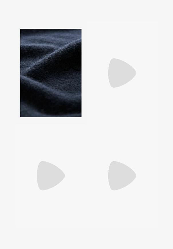 Marineblaue Wollstoff mit einer weichen, strukturierten Oberfläche, sanften Falten und einem leichten Glanz, der seine warme und gemütliche Qualität hervorhebt.; Braune Weite-Leg-Hosen mit einer glatten Textur, hoher Taille und Vorderfalten. Der Stoff ist leicht und fällt locker.; Bershka High Heel Sandalette - black; Braune Lederhandtasche mit gerafftem Oberteil und Kettenriemen. Glatte Textur mit glänzendem Finish und subtilen Nahtdetails an den Seiten.