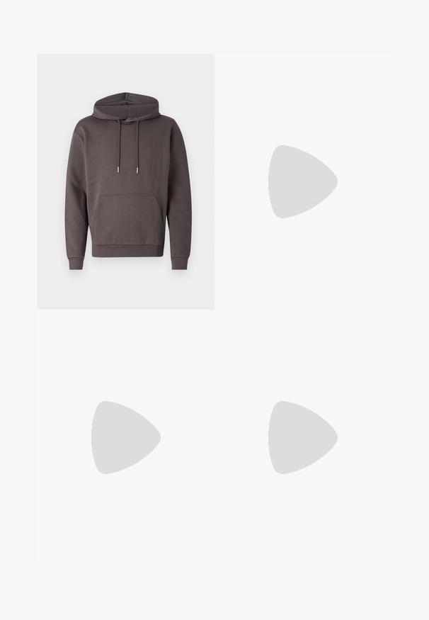 Sivá mikina s kapucňou vyrobená z jemného materiálu, s prednou klokankou, šnúrkami a rebrovanými manžetami a lemom. Na hrudi je nenápadné logo.; Svetlomodré riflové nohavice so strihom s rovnými nohavicami, dizajnom s piatimi vreckami a mierne vyblednutou textúrou. Majú zapínanie na gombík a zips.; Čierne kožené mokasíny s hladkým povrchom, dekoratívnym strapcom, hrubou gumovou podrážkou a prešívanými detailmi. Ľahký a elegantný dizajn.; Čierna syntetická kabelka na ruku so zipsovým uzáverom a hladkým povrchom. Obsahuje jemné prešitie a logo vyrazené na prednej strane.