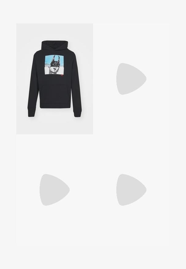 Un sweatshirt à capuche noir avec un imprimé graphique d'un visage masqué, entouré de carrés bleus et blancs. Comprend une poche frontale et des poignets côtelés.; Filippa K TERRY CROPPED TROUSERS - Pantalon classique - sage melange; Baskets en cuir blanc avec une finition lisse, bout arrondi, lacets plats et semelle texturée. Présente un logo discret sur le talon.; Lunettes de soleil noires rondes avec verres sombres et branches en métal fines. Comprend des embouts transparents et des accents argentés au niveau de la charnière. Design minimaliste.