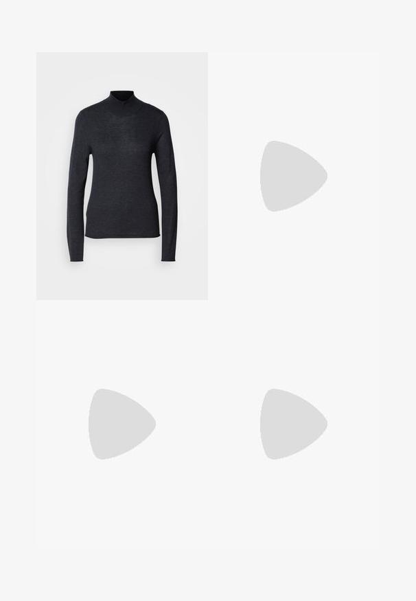 Svart langermet turtleneck genser laget av et mykt, lett strikket stoff. Har en tettsittende passform og ribbestrikket krage for et strømlinjeformet utseende.; Sorte bukser med rett passform, med legg foran, en jevn tekstur og sidelommer. Livet er av standard høyde.; Svarte lær ankelsko med spiss tå og lav blokkhæl, med en glatt tekstur og minimalistisk design.; Svart håndveske med strukturert form, jevn tekstur og metallisk lås. Kombinert med brede svarte bukser og sandaler med åpen tå på tregulv.