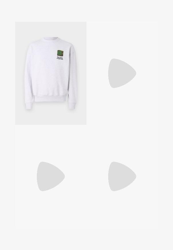 Sudadera gris de tejido suave. Presenta un cuello redondo, puños acanalados y un pequeño logotipo gráfico en verde y negro en el pecho.; Jeans de mezclilla azul oscuro con un diseño de pierna recta. Presentan costura visible, cierre de botón y pliegues frontales para un detalle adicional.; Zapatilla de cuero negra con rayas blancas, suela de goma texturizada y parte frontal con cordones. Cuenta con una etiqueta de marca en la lengüeta.; Bolso cruzado de piel negra con cierre de cremallera, logotipo embossing en el frente y correa ajustable. Textura suave con forma rectangular.