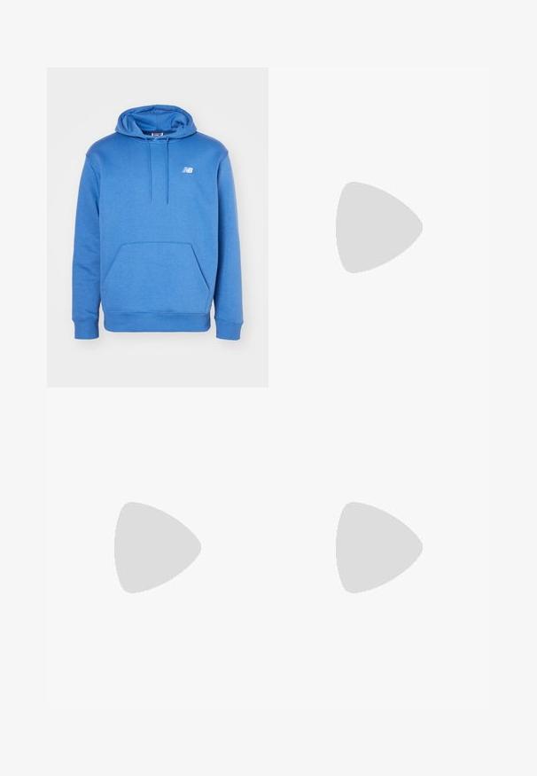 Sweatshirt azul com capuz, feito de tecido suave, apresentando um bolso canguru na frente e um logotipo branco no peito. Ajuste padrão com punhos canelados.; T-shirt branco de manga curta com decote redondo e pequeno logo preto da New Balance no lado esquerdo do peito, em fundo simples.; Calças de treino pretas feitas de material suave, com cintura elástica, cordão e punhos ajustados, apresentando um logótipo discreto na lateral.; Sapato de corrida preto com uma combinação de malha e materiais sintéticos, sola robusta, design curvado e uma marca de destaque na lateral.