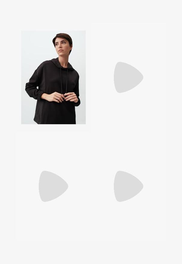 Sweatshirt à capuche noir à manches longues, présentant un tissu texturé sur la partie supérieure, des accents de cordons de serrage et des poignets élastiques.; Shorts en denim blanc avec une coupe droite, un design à cinq poches, une fermeture à bouton à l'avant, des détails en métal argenté et des coutures décoratives.; Bottine en cuir noir avec un bout rond, un talon carré, une fermeture éclair sur le côté et des coutures décoratives sur l'empeigne. Texture lisse, design classique.; Pochette en cuir rouge à la finition texturée, avec un rabat plat et une courte sangle. Logo de marque discret sur le devant.