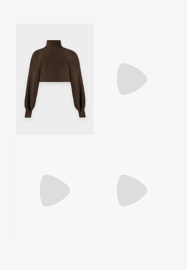 Pulover scurt, cu guler înalt, de culoare maroniu, având o textură cu împletitură și mâneci voluminoase, fabricat dintr-un material moale și călduros.; Colanți negri cu talie înaltă, realizați dintr-un material elastic, având o textură fină și o siluetă ajustată până la glezne.; Pantofii sport New Balance, cu un exterior din plasă, predominant alba cu accente gri și bleumarin, având o talpă cu amortizare și detalii texturate.; Ochelari de soare negri, cu ramă rectangulară, lentile întunecate, finisaj lucios, brațe late și un design masiv. Numele mărcii gravat pe una dintre brațe.