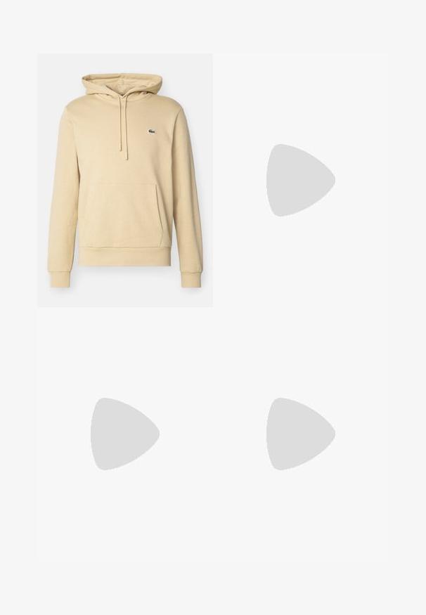 Sudadera beige hecha de tejido suave, que presenta un bolsillo canguro, puños de canalé y un pequeño logo verde en el pecho.; Camiseta de manga larga negra de algodón, con escote redondo y un pequeño logo de cocodrilo bordado en verde en el lado izquierdo del pecho.; Jeans de mezclilla azul claro con un corte amplio, piernas rectas, diseño de cinco bolsillos y cierre de botón en la cintura. Detalle de costura minimalista.; Zapatillas Lacoste en gris oscuro con material de malla y sintético, que cuentan con una suela texturizada y detalles en marrón en el cuello y la marca.