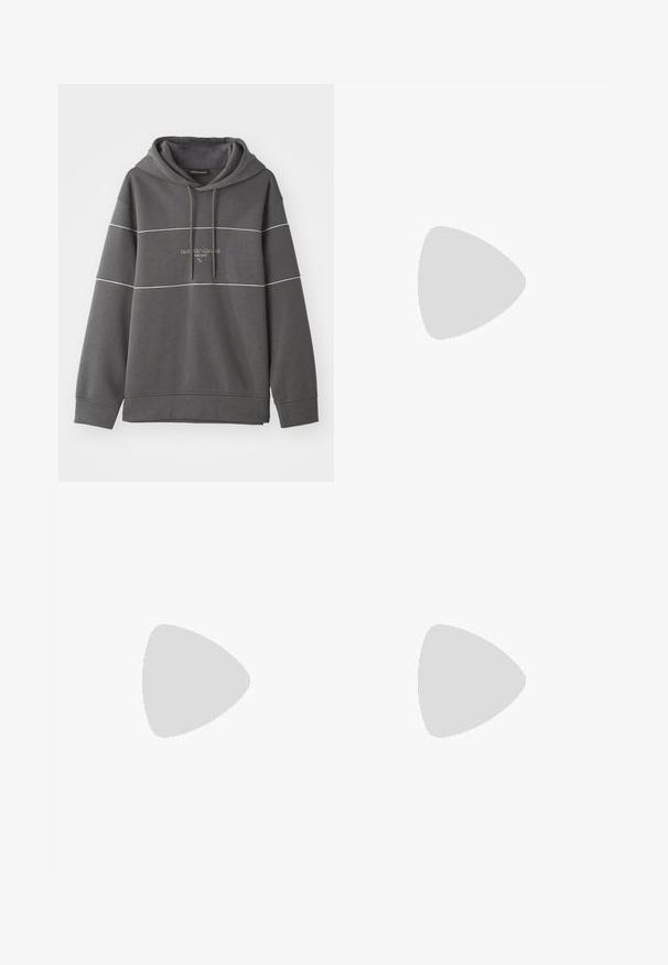 Hanorac gri cu glugă, cu accente albe în dungi, având un logo brodat pe piept. Fabricat dintr-un material moale și texturat.; Tricou negru cu mânecă scurtă, de tip crew neck, cu un buzunar cu clapă pe partea stângă a pieptului, având o mică etichetă rectangulară cu logo.; Pantaloni bleumarin cu o croială dreaptă, cu un material texturat, două pliseuri frontale, curea pentru brâu și închidere cu fermoar.; Tenisi din suede negru cu talpă din cauciuc alb, având vârf rotunjit și șireturi, purtați cu pantaloni gri ajustați.