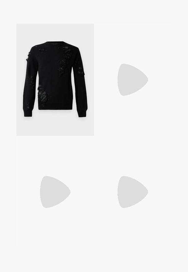 Svart tröja med långa ärmar, med slitna tygdetaljer och texturerade lappar. Rund halsringning och mjukt stickat material.; Svarta shorts i bomullsmaterial med rakt snitt, framknäppning, sidofickor och en jämn textur.; Svarta läderloafers med en slät yta, rund tå och ett dekorativt band över främre delen. Låg staplad klack, minimalistisk design.; Svart läder crossbody-väska med klaffstängning, silverfärgade detaljer och två runda accenter. Utrustad med en avtagbar rem. Slät textur.