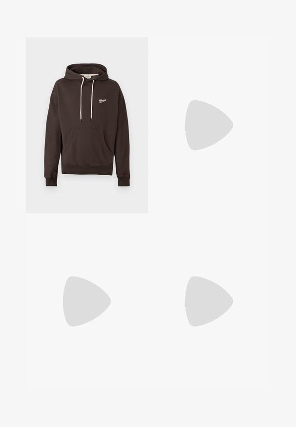 Felpa con cappuccio marrone scuro, dotata di tasca frontale, cordini bianchi e piccolo logo bianco "Pompeii" sul lato sinistro del petto.; Jeans in denim nero con una vestibilità a gamba dritta, stile a cinque tasche e accessori in metallo con dettagli in rame. Texture liscia e vita media.; Sneaker bianche in pelle con finitura liscia, punta arrotondata, lacci piatti e suola texturizzata. Accento in suede grigio sul tallone.; Occhiali da sole con lenti rettangolari di colore grigio scuro, montatura in metallo argentato e punte nere in plastica sulle asticelle. Design leggero con cuscinetti per il naso.