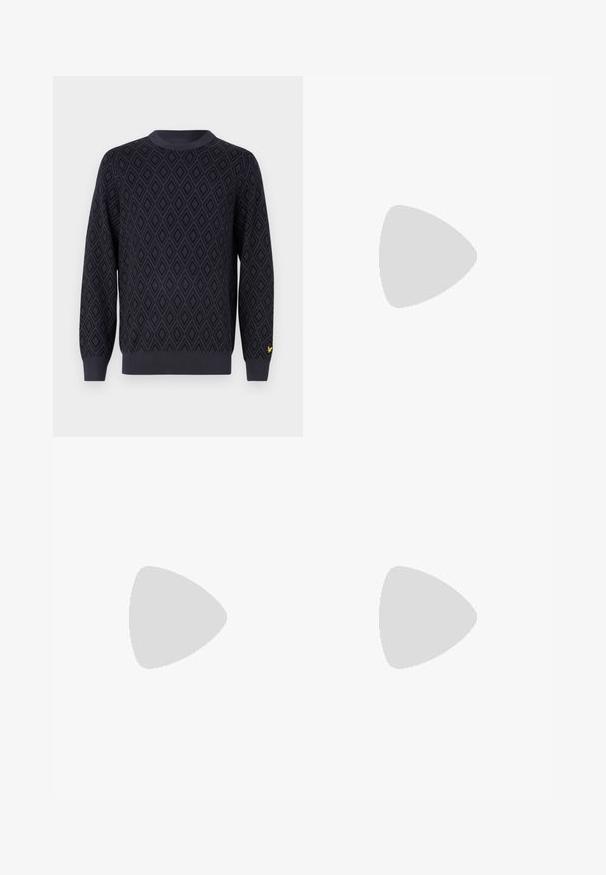 Marineblå strikket genser med diamantmønster, rund hals, ribbekant på ermer og nederkant, med en liten gul logo på venstre erme.; Khaki bukser med lige ben-design, som har knaplukning og plisseret front. Fremstillet af et glat stof med mat finish.; Svarte sandaler med to justerbare stropper, laget av syntetisk materiale. Har teksturert fotseng og slitesterk gummisåle med grep.; Sorte, rektangulære solbriller med mørke linser, med tykk innfatning, subtile detaljer på sidene og ingen synlige logoer annet enn merkenavnet.; Casio digital klokke med blå urskive, sølvfarget kasse og lagdelt svart gummirem. Viser tid og alarminnstillinger. Vanntett.