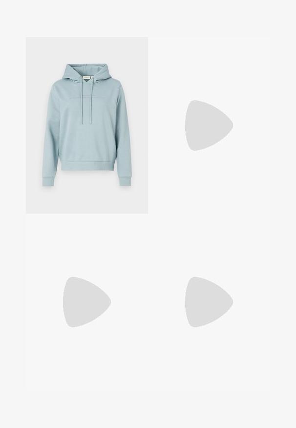 Calvin Klein Jeans INSTITUTIONAL GRAPHIC  HOODIE - Felpa - lead; T-shirt in cotone blu navy con maniche corte, presenta un piccolo logo bianco "Calvin Klein" al centro davanti. Collo a giro, vestibilità casual.; Jeans a gamba larga di un blu chiaro, realizzati in denim, con vita alta, lavaggio sbiadito e un sottile motivo tie-dye sulla parte anteriore.; Sneaker bassa bianca con tassello nero sul tallone, suola a piattaforma, lacci e logo "CK" di Calvin Klein sul lato.