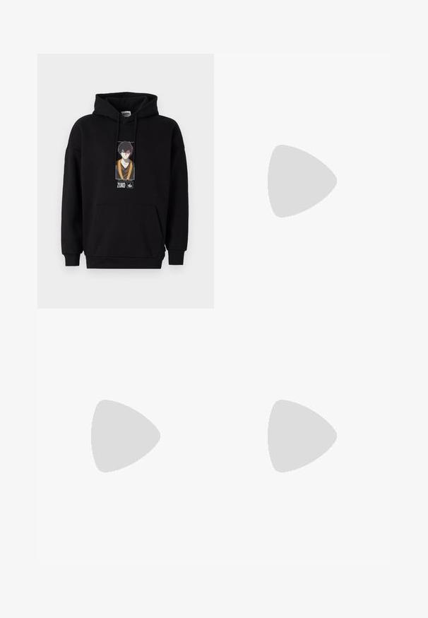 Haut à capuche noir avec une poche kangourou à l'avant, présentant un graphique imprimé d'un personnage. Tissu en mélange de coton, poignets et ourlet côtelés.; Pantalons de survêtement noirs avec taille élastiquée, coupe ample, chevilles côtelées, texture lisse et sans motifs ni accents matériels visibles.; Sneaker Nike Air Max 90 blanche avec une tige en mesh et cuir, une boîte à orteils perforée et une unité air visible au talon.; Lunettes de soleil noires avec une finition mate, verres rectangulaires, légère courbure sur les branches, détail de logo subtil et verres teintés fumés.