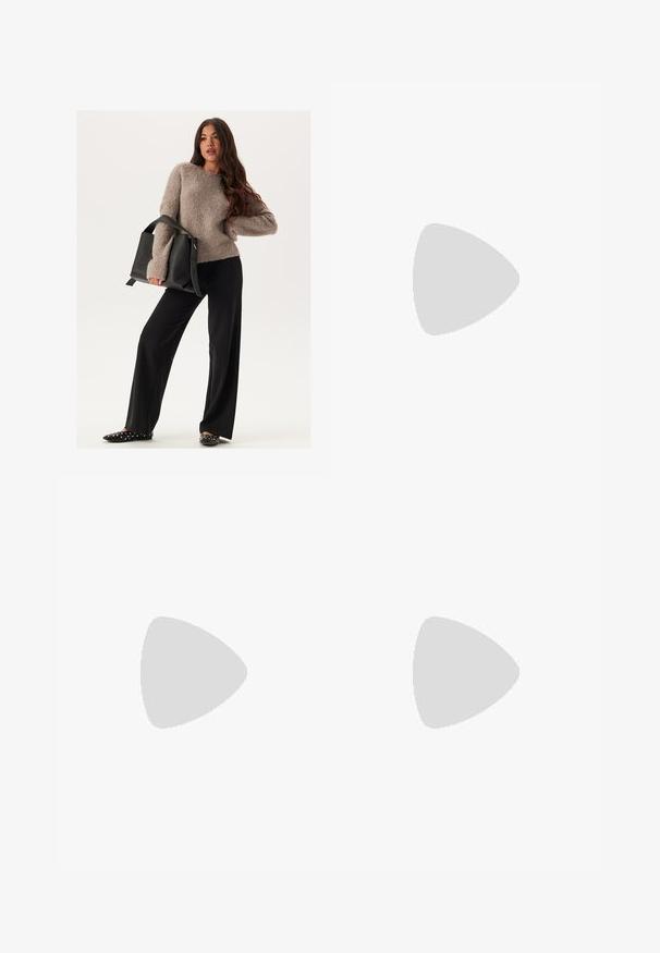 Maglione fluffy marrone chiaro, pantaloni neri a gamba larga, borsa nera con tracolla e slip-on neri con pois bianchi. Sfondo semplice.; Pantaloni a palazzo rosa chiaro con un ampio elastico in vita e una texture liscia. Presentano un design pulito e snello senza decorazioni aggiuntive.; Infradito bianchi con suola testurizzata, caratterizzate da cinghie sottili e design piatto. Realizzate in gomma con un logo sottile sulla soletta.; NA-KD 2-PACK BANGLE BRACELET - Bracciale - silver