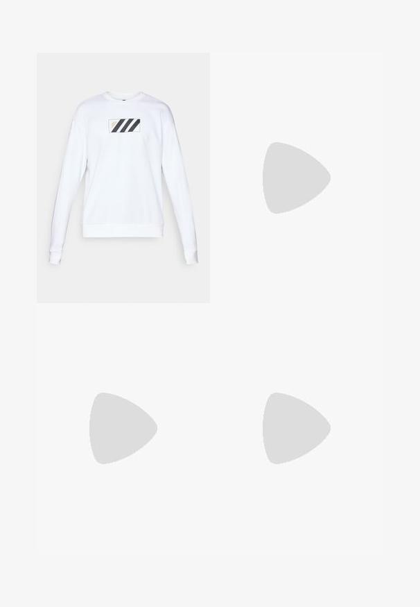 Witte sweatshirt met een rechthoekige patch met drie zwarte diagonale strepen en gouden tekst. Zachte stof, lange mouwen en geribbelde manchetten.; Witte sport T-shirt met korte mouwen, gemaakt van vochtafvoerende stof. Heeft een zwart logo op de linkerkant van de borst en een gemusterde binnenhals.; Zwarte sportbroek met een rekbare tailleband, witte zijkanten en een klein wit logo op de dij. Gemaakt van een soepele, lichte stof.; Zwarte sportieve schoenen met een geperforeerde mesh bovenkant, witte accentstrepen, een gevoerde zool en een versterkte hiel voor extra ondersteuning.