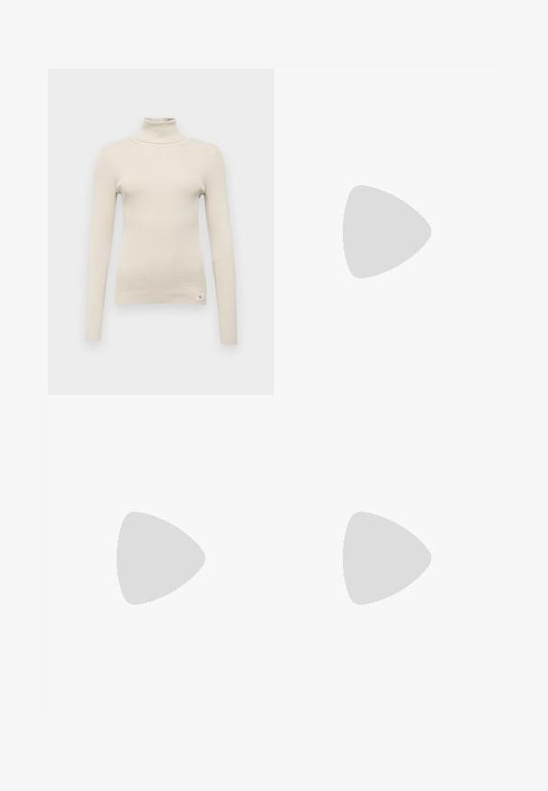 Beez ribaga kõrge kaelusega sviiter, millel on pikad varrukad, kitsas sobivus ja väike brändimärk all vasakul. Pehme tekstuur, lihtne disain.; Valge lühikeste varrukatega T-särk, mis on valmistatud puuvillast. Omab ümmargust kaelust ja sileda tekstuuri, vähese nähtava õmblusega ääres.; Tumedates sinised laiad teksad denimpesus, kõrge vöökohaga, mis on varustatud oranžide õmblustega, viie-taskulise disaini ja nööbiga kinnitusega.; Heled paar heleda beezžilederist valmistatud mokassiinide, millel on õmmeldud esiosa ja tekstureeritud must platvormkonts. Omab kaardus disaini ja kerget tõstet.