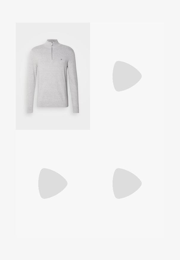Pulover gri cu guler înalt și fermoar pe jumătate. Are un material texturat și un logo mic pe piept. Mâneci lungi.; Pantaloni negri, croiți, cu o potrivire dreaptă, dintr-un material neted. Au curea de brâu și detaliu de pliuri pe față.; Adidași din piele albă cu un finisaj neted, vârf rotunjit, șireturi plate și o talpă texturată. Accente din piele întoarsă gri la călcâi.; Ochelari de soare din plastic transparent cu lentile dreptunghiulare maro, având brațe subțiri, transparente și accente metalice pe tâmple.