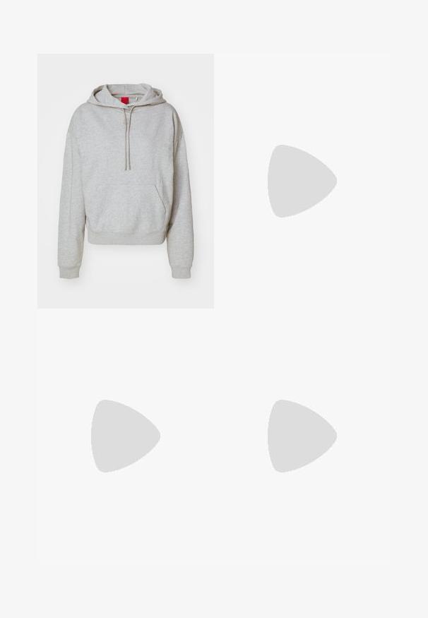 Ανοιχτό γκρι φούτερ από μαλακό ύφασμα μείγματος βαμβακιού. Διαθέτει μπροστινή τσέπη, κουκούλα με κορδόνι και ριμπ μανσέτες και στρίφωμα.; Κρεμ χρώματος παντελόνι με ψηλή μέση, φτιαγμένο από υφασμάτινο υλικό με υφή. Διαθέτει κλείσιμο με κουμπί μπροστά και φαρδιά πόδια.; Λευκό δερμάτινο μοκασίνι με χοντρή μαύρη πλατφόρμα, διαθέτει ορθογώνια ασημένια πόρπη και ορατές ραφές στο πάνω μέρος.; Κρεμ τσάντα χειρός με υφή, καμπύλη σχήμα, κοντό χερούλι και χρυσό λογότυπο. Κλείσιμο με φερμουάρ στην κορυφή.