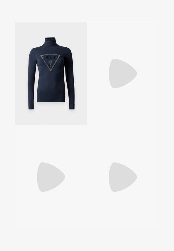 Navyblauwe langwerpige turtleneck trui met geribde manchetten en onderrand, voorzien van een beaded driehoekig GUESS-logo met een vraagteken.; Zwart-witte tapered broek met een slanke pasvorm en contrasterende panelen. De stof heeft een gladde textuur; de tailleband is plat en aansluitend.; Zwarte leren slingback hakken met een spitse neus, slanke hak en decoratieve gespdetails op de bovenkant. Gladde textuur en een strakke uitstraling.; Zwart-wit gestreepte handtas met een gestructureerde vorm, voorzien van een bovenhandvat, een afneembare kettingriem en een metalen logo-accent.