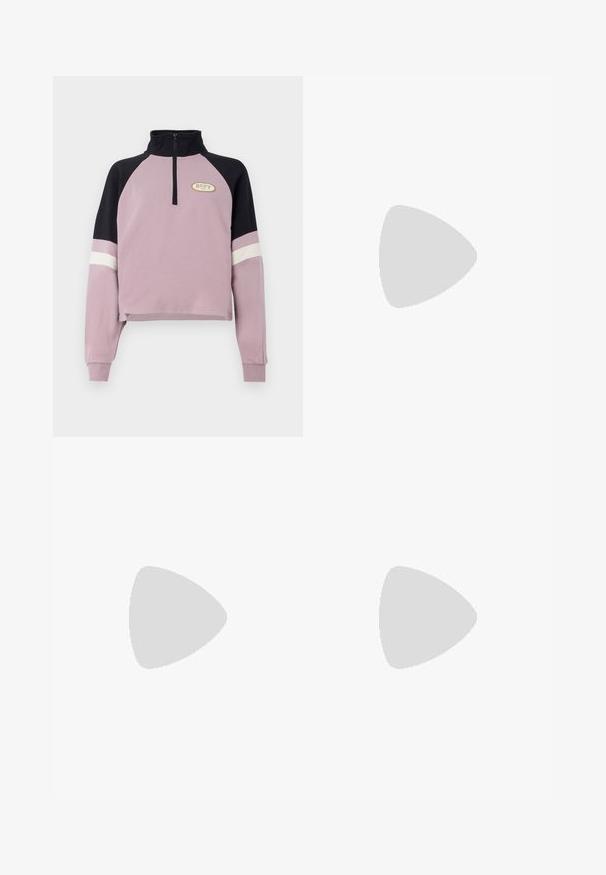 Fialový zkrácený pulovr s černým límcem a akcenty na rukávech. Obsahuje polovinu zipu a zlaté logo Roxy na hrudi. Měkká textura.; Černý dlouhý rukáv cropped top s žebrovanou strukturou, širokým výstřihem a přiléhavým siluetou, s jemným akcentem loga značky.; Široké denimové džíny v tmavě modré barvě, s vysokým pasem, předními kapsami a zipem s kovovým knoflíkem. Hladká textura a klasický design.; Bílé kožené tenisky s béžovými semišovými akcenty, perforovanou špičkou, plochými tkaničkami a strukturovanou krémovou podešví. Obsahují jemné logo na patě.; Šedá taška přes rameno s vyztuženými uchy, přední kapsou na zip a bílým logem Nike swoosh. Vyrobena z odolné tkaniny s hladkou texturou.