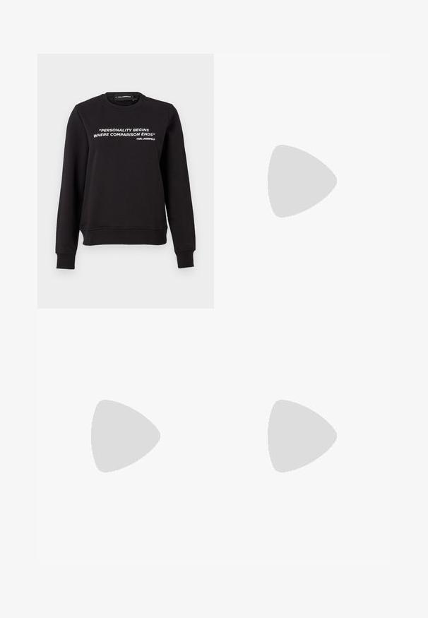 Sort sweatshirt med rund hals, lange ærmer. Har hvid tekst: "PERSONLIGHEDEN BEGYNDER HVOR SAMMENLIGNING SLUTTER" på fronten. Glat tekstur.; Bredde blå denim jeans med høj talje, udstyret med forlommer og en enkelt knaplukning. Tekstureret stof med synlige sømme.; Sorte patentlæder loafers med dekorative sølvstuds, rund tå, lav blokhæl og glat, skinnende tekstur.; Canvas skuldertaske i off-white med sort trykt tekst. Rektangulær form med korte håndtag og en aftagelig skulderrem.