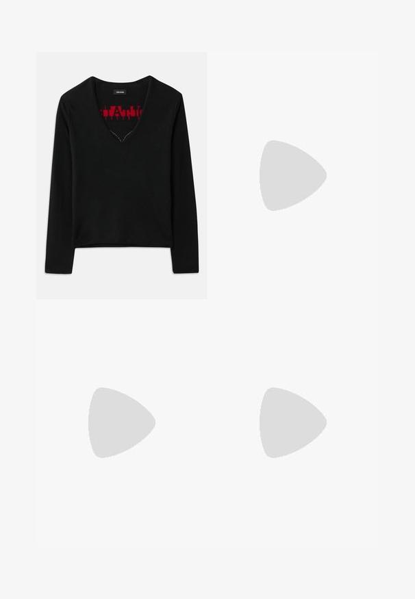 Haut noir à manches longues avec un décolleté en V, présentant un motif tricot rouge contrastant à l'intérieur. Texture lisse, design minimaliste et coupe standard.; Robe noire à halter avec un design drapé. Fabriquée en matériau brillant, avec un col tordu et un ourlet asymétrique. Texture lisse.; Escarpin noir à bout pointu avec texture en cuir de crocodile, présentant un design élégant, un haut talon aiguille et un intérieur noir lisse.; Sac à main noir avec des embellissements cloutés, une bandoulière en chaîne et une poignée en cuir lisse, de forme arrondie et avec un compartiment zippé.