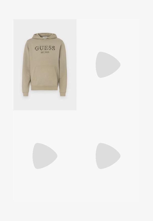 Bež dukserica od pamučne mješavine, sa prednjim kengur džepom, rebrastim manžetama i "GUESS EST.1981" logotipom u kamuflažnom uzorku.; Crne krojene hlače s ravnim krojem, izrađene od glatkog materijala. Imaju petlje za remen i naboran detalj duž prednje strane.; Bijele kožne tenisice s glatkom površinom, okruglim vrhom, ravnim vezicama i strukturiranom potplatom. Sivi antilop naglasak na peti.; Prozirne sunčane naočale s pravokutnim smeškim lećama, koje imaju tanke, prozirne drške i metalne akcentne detalje na sljepoočnicama.