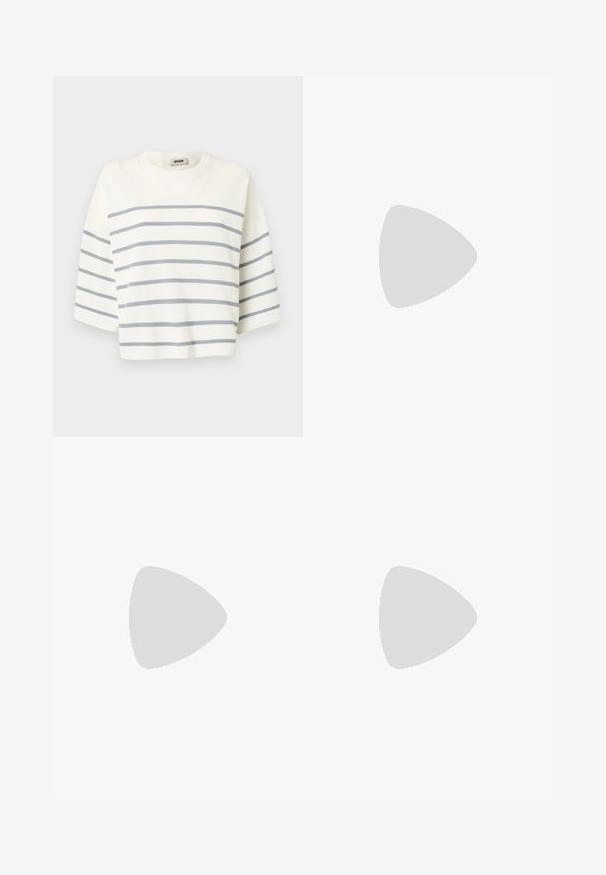Top alb scurt, realizat dintr-un material ribat, având dungi orizontale gri și mâneci scurte. Decolteu rotund fără detalii decorative.; Pantaloni negri cu picioare lărgi, confecționați dintr-un material neted, cu un design frontal plat, detalii pliate și bucle pentru curea la talie.; Sandale slingback din piele neagră cu vârf ascuțit, având un toc subțire și un accent de culoare aurie pe curea ajustabilă. Textură netedă.; Geantă de umăr din piele neagră, cu un design structurat, având o formă tăiată, mânere superioare și accente din aur. Include o curea de umăr ajustabilă.