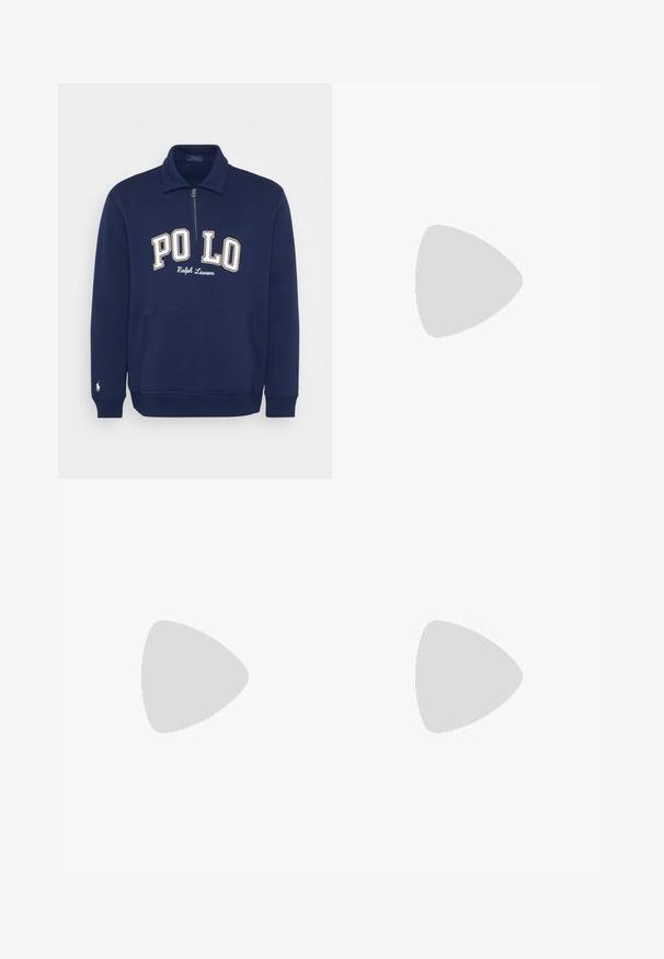 Marineblauwe polo-sweater met lange mouwen en een halve rits, voorzien van 'PO LO'-lettering in wit en beige, en een voorzak. Klein logo op de mouw.; Witte katoenen t-shirt met korte mouwen, voorzien van een klassieke ronde hals en een klein zwart geborduurd logo op de linkerkant van de borst.; Witte katoen broek met een rechte pijpdesign, zichtbare vlekken en een knoopsluiting. Beschikt over zijzakken en een label in de tailleband.; Marineblauwe suède lage sneaker met een textuur, rubberen zool en tonale veters, met een klein logo aan de zijkant en op de hiel.
