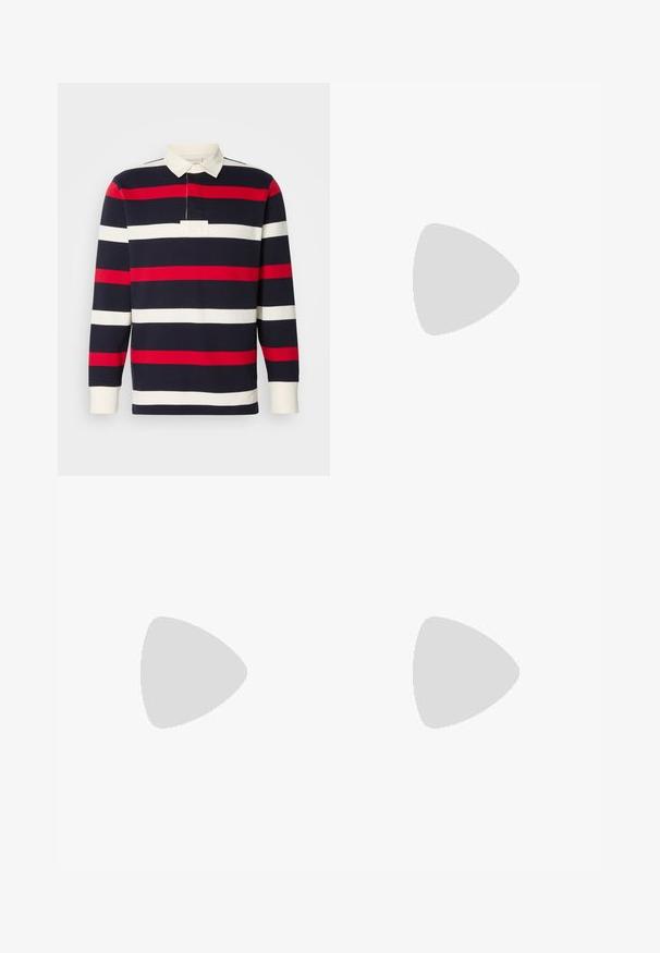 Langærmet polo-shirt med navy, rød og hvide vandrette striber. Har en hvid krave og en knaplukningsklap, lavet af tekstureret bomuld.; Blå denimjeans med lige snit, der har fem lommer, knaplukning og orange syninger på en ren hvid baggrund.; Marine flip-flop sandal med teksturerede gummistropper, støbt fodseng og grønne striber på mellemsålen. Flad sål, afslappet design.; Sølvøreringe i to størrelser med en poleret finish og sikker clasp. Mærket med "925" for ægthed af sterling sølv.