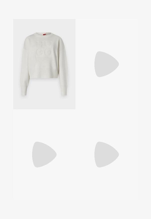 Kreemvärvi lühike sweatshirt, millel on tekstureeritud kudum, ribidega varrukate ja serva ääred ning keskel embosseeritud "HUGO" logo.; Heledad sinised flared teksad, mis on valmistatud denimist, kõrge vöökoha, taskute ja kulunud äärtega. Kangas näitab tuhmumist ja peent tekstuuri.; Must musta kõrge kontsaga king, terava varbaga, pohlavööga ja peene kontsaga. Sile tekstuur koos kuldse aktsendiga kontsa aluses.; Calvin Klein PAPER BAG CROSSBODY  - Ülerinna-kott - antique white